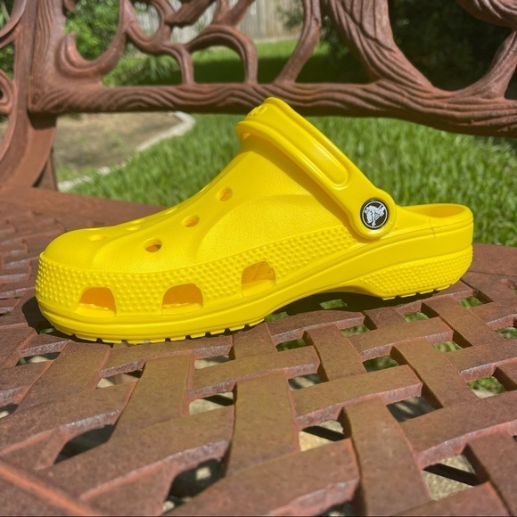 NWT Crocs iconic baya clogs in lemon unisex size W 8 M 6 - Picture 2 of 11